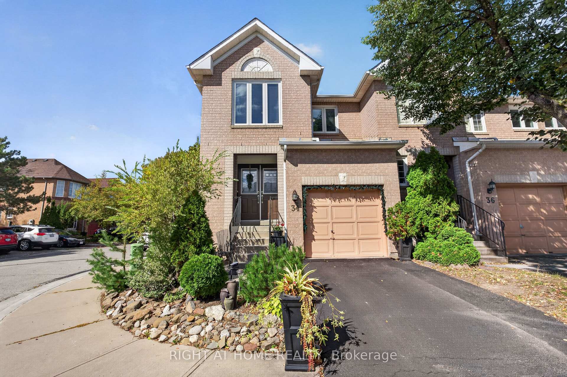 Photo 4 of 34 Gilgorm Road, Brampton, Brampton West — HOMEH
