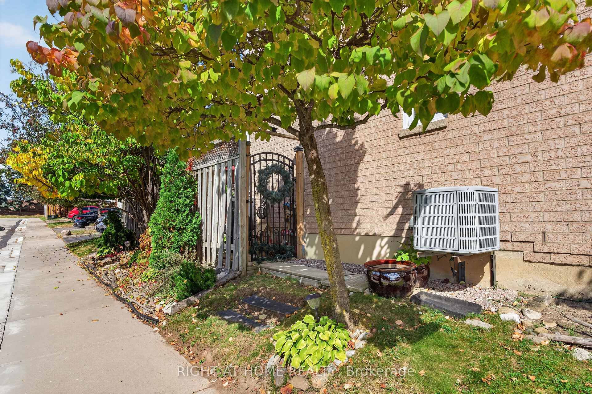 Photo 35 of 34 Gilgorm Road, Brampton, Brampton West — HOMEH