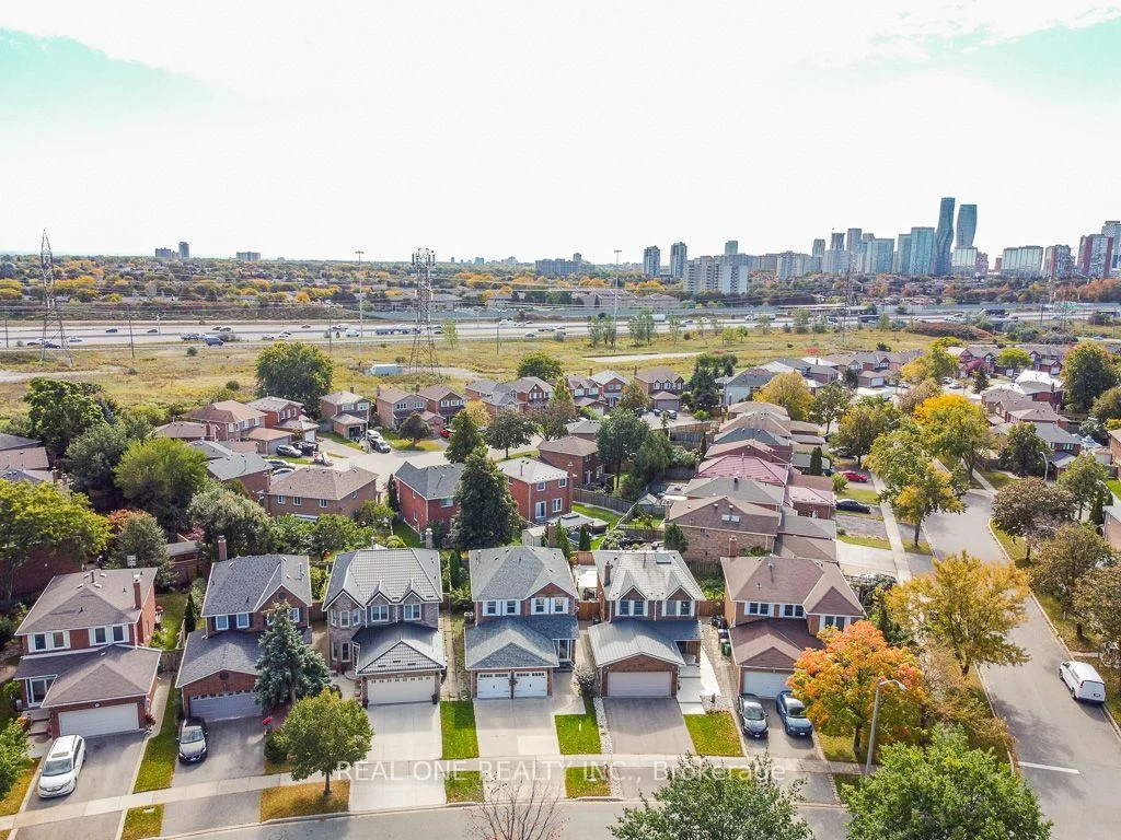 Photo 4 of 476 Bud Gregory Boulevard, Mississauga, Hurontario — HOMEH