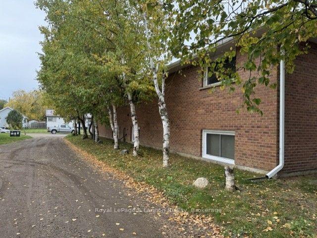 Photo of 639 Mckellar Street N