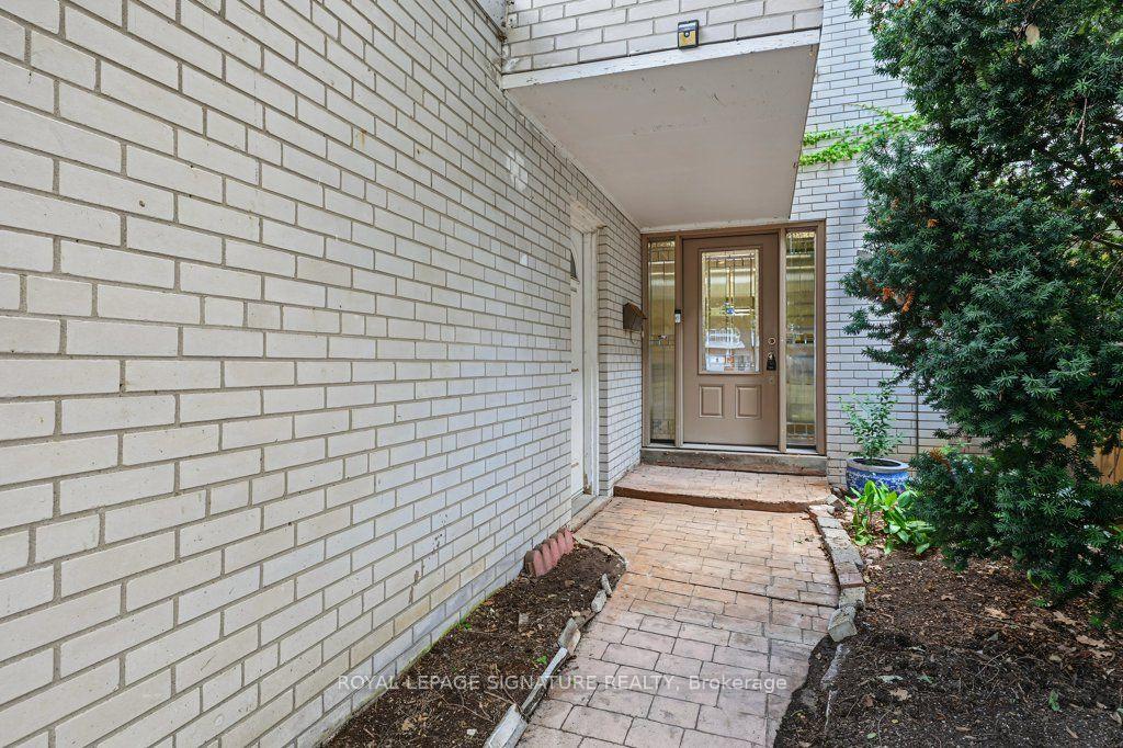 Photo 3 of 45 Chipwood Crescent, North York, Pleasant View — HOMEH