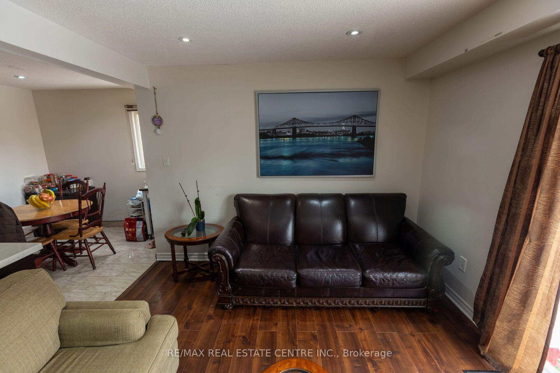 Photo 3 of 42 Wooliston Crescent, Brampton, Fletcher's West — HOMEH