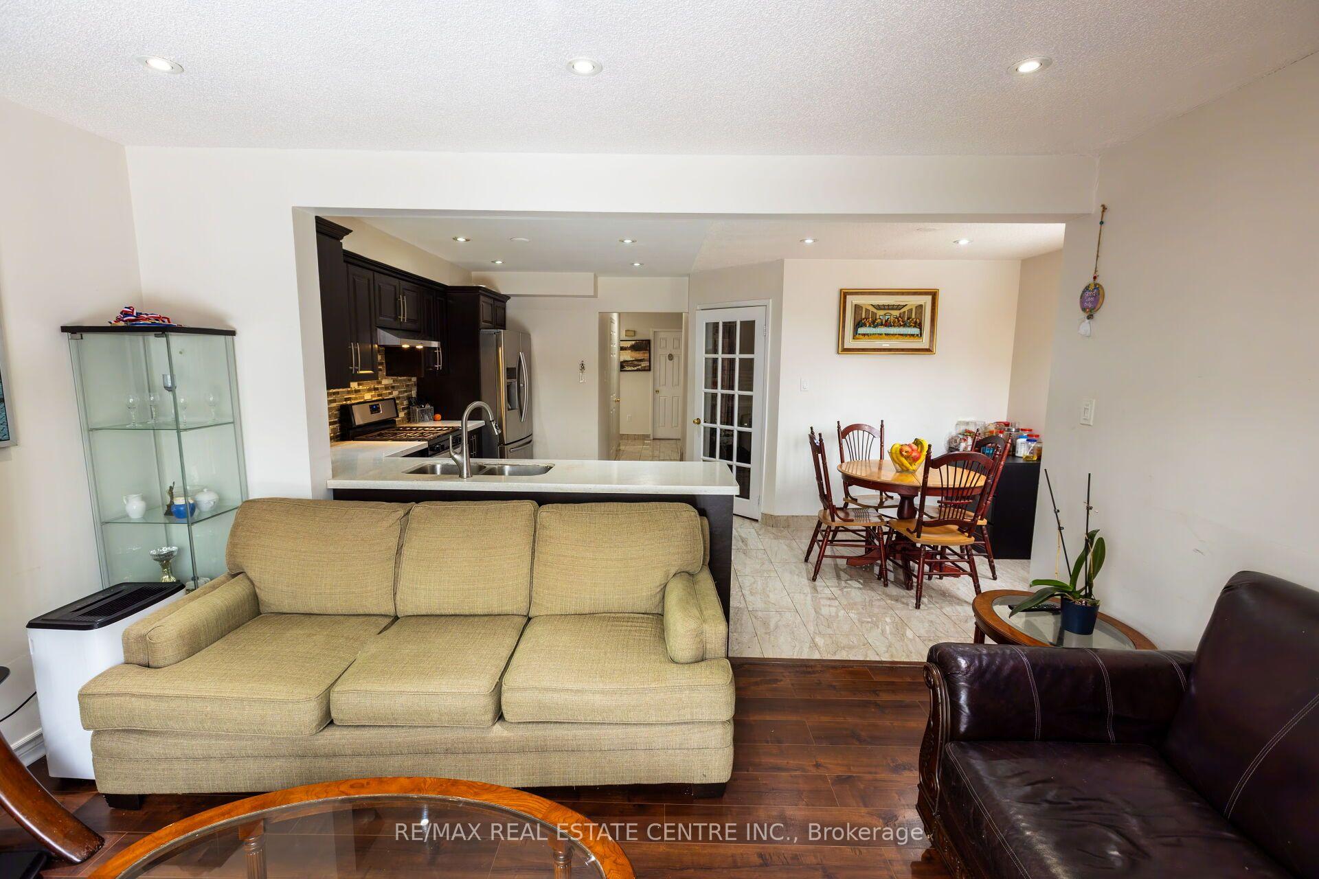 Photo 4 of 42 Wooliston Crescent, Brampton, Fletcher's West — HOMEH