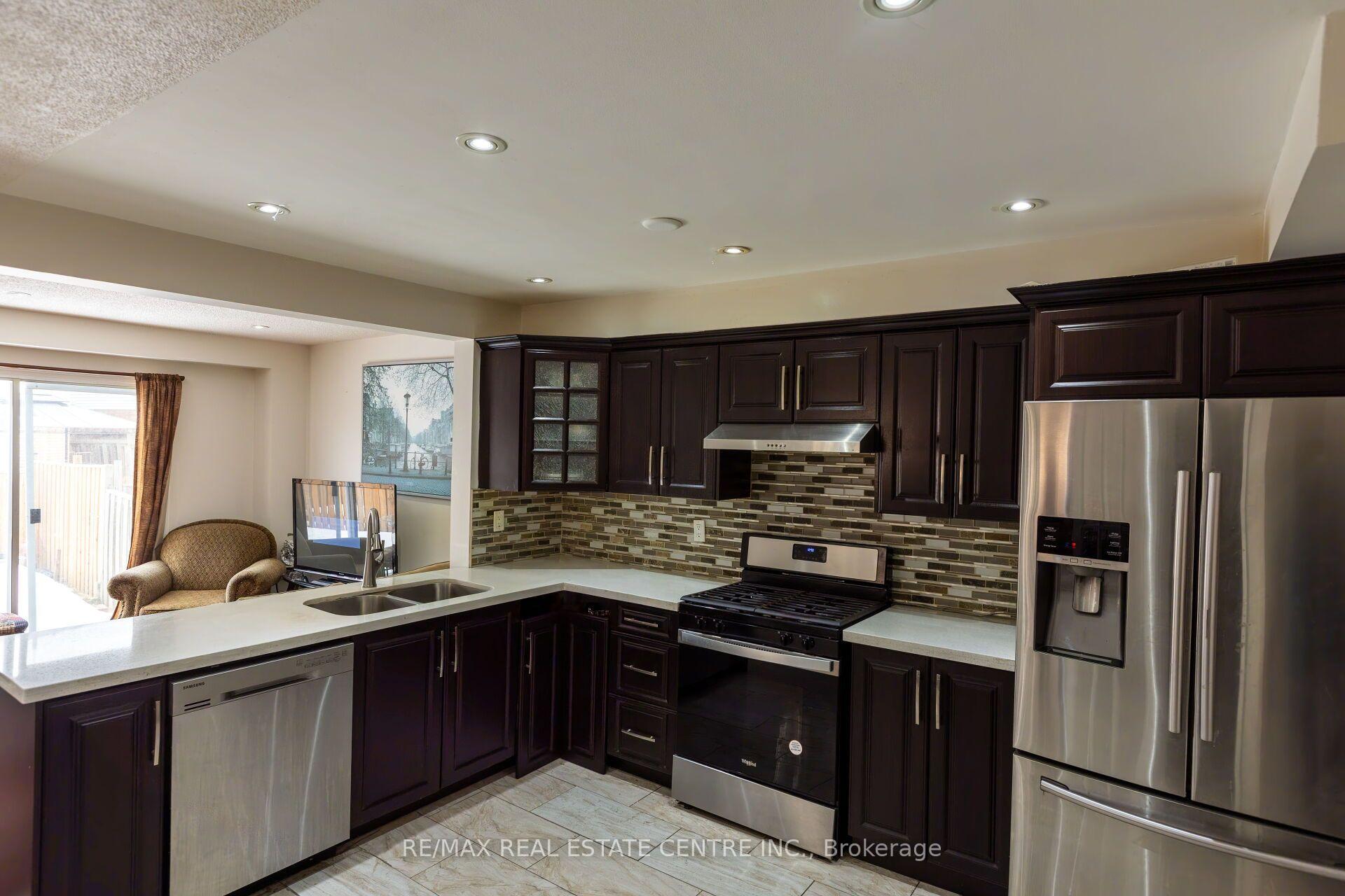 Photo 6 of 42 Wooliston Crescent, Brampton, Fletcher's West — HOMEH