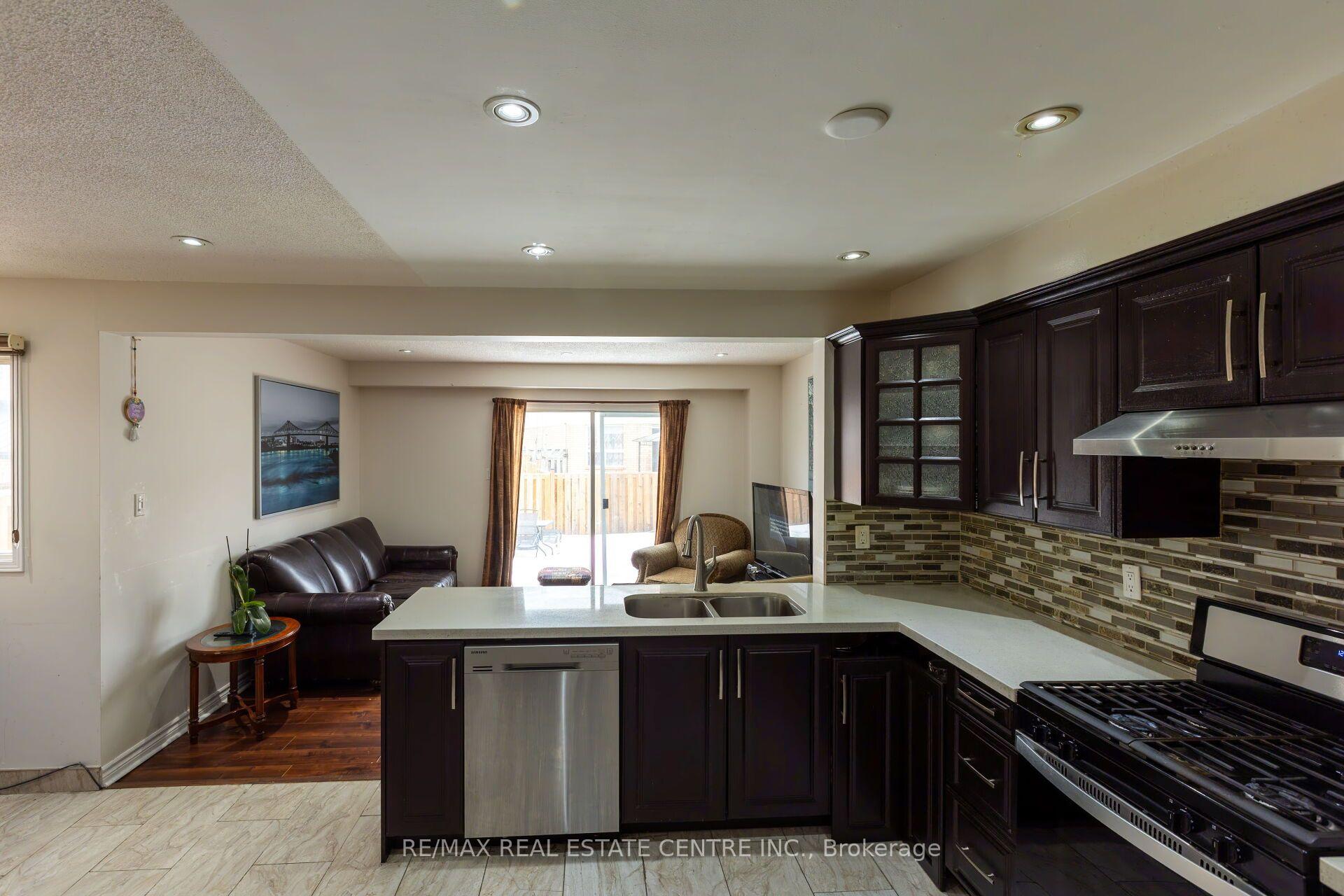 Photo 7 of 42 Wooliston Crescent, Brampton, Fletcher's West — HOMEH
