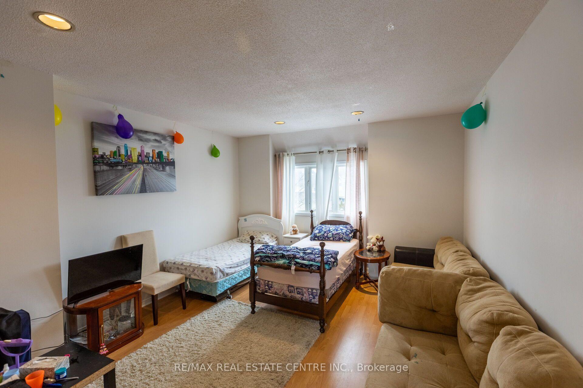 Photo 9 of 42 Wooliston Crescent, Brampton, Fletcher's West — HOMEH