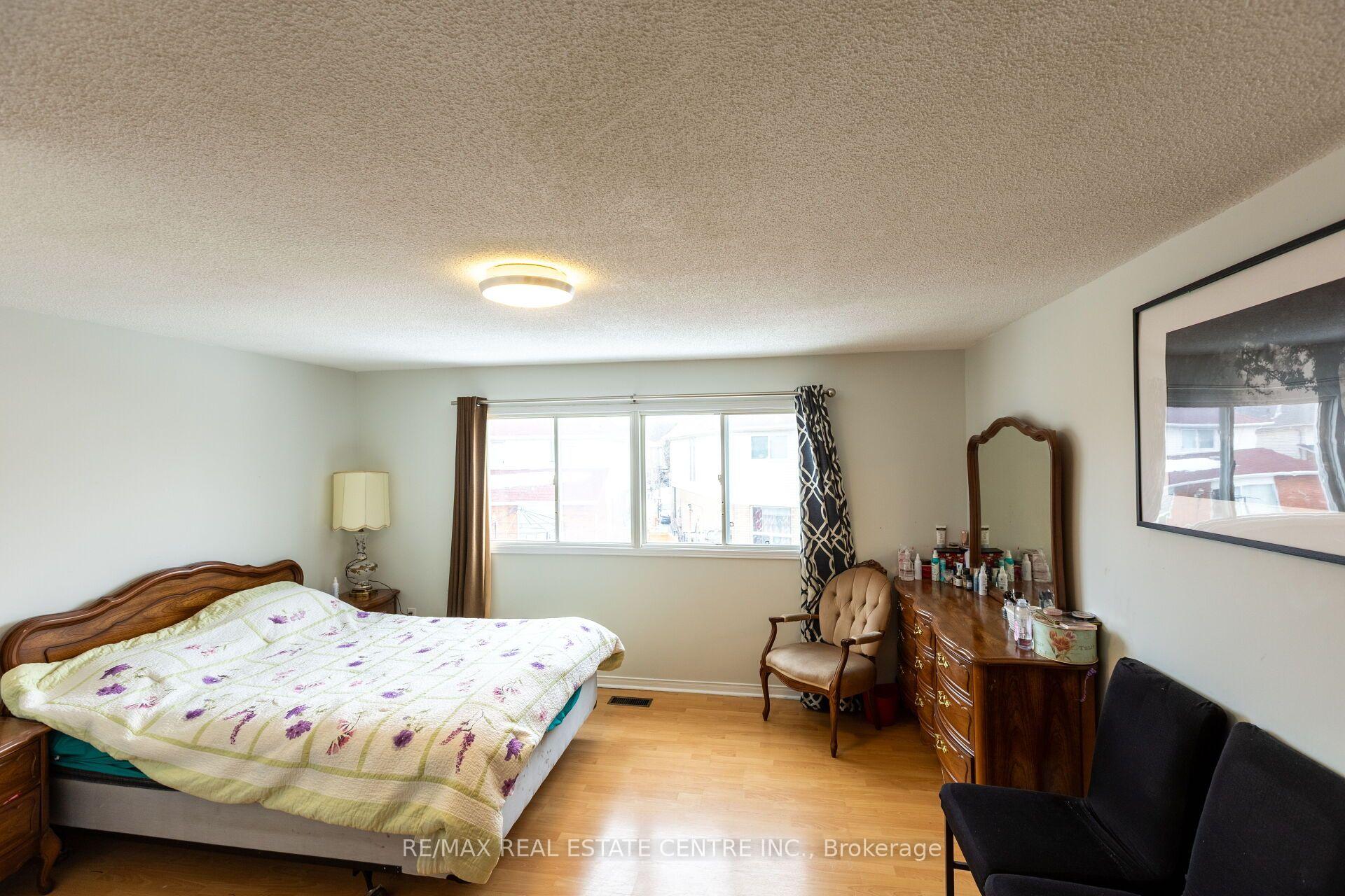 Photo 10 of 42 Wooliston Crescent, Brampton, Fletcher's West — HOMEH