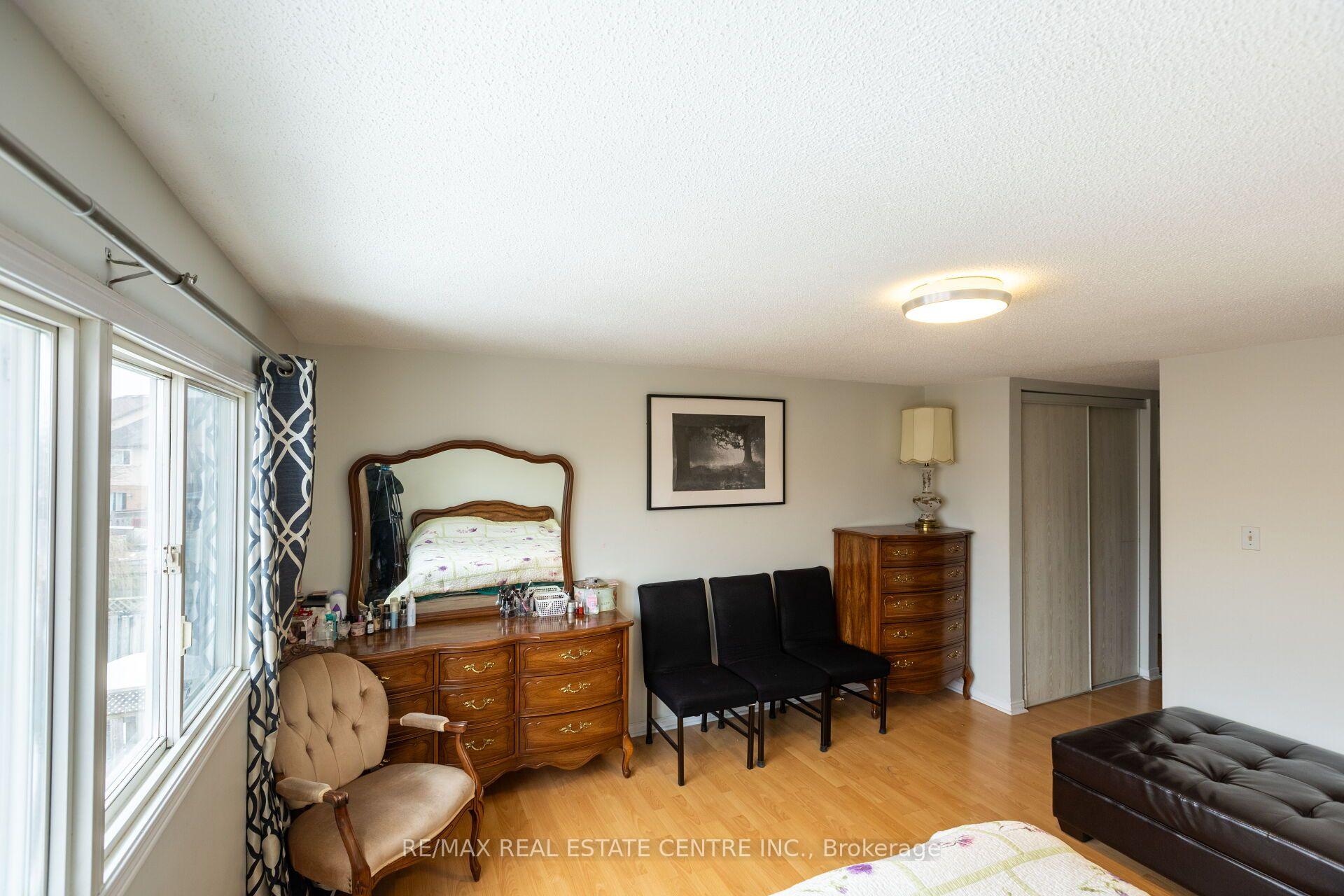 Photo 11 of 42 Wooliston Crescent, Brampton, Fletcher's West — HOMEH