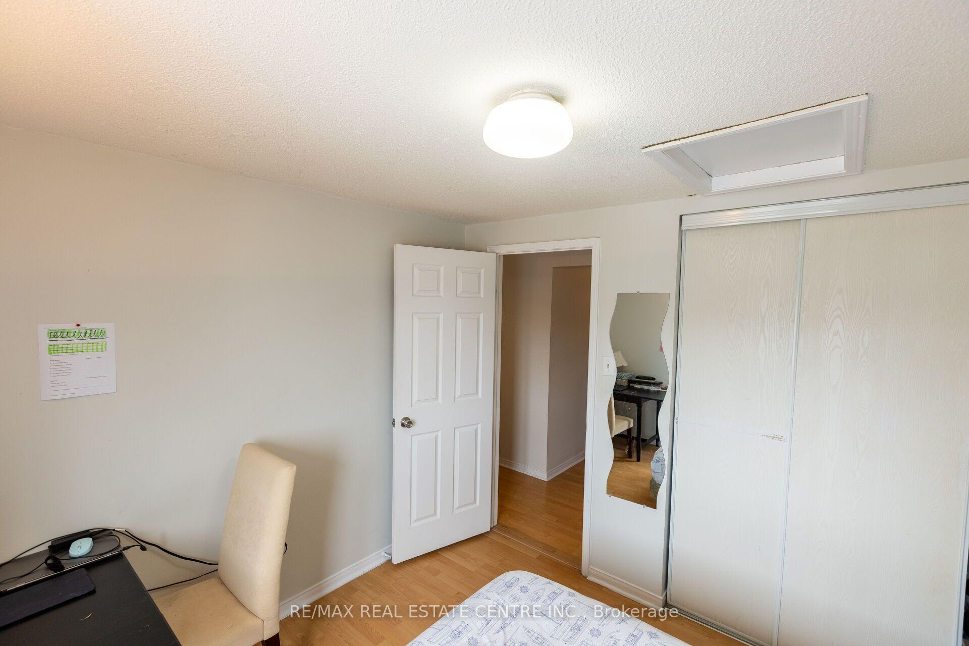 Photo 13 of 42 Wooliston Crescent, Brampton, Fletcher's West — HOMEH