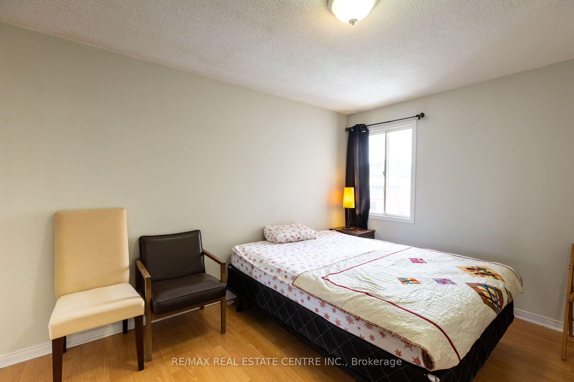 Photo 14 of 42 Wooliston Crescent, Brampton, Fletcher's West — HOMEH