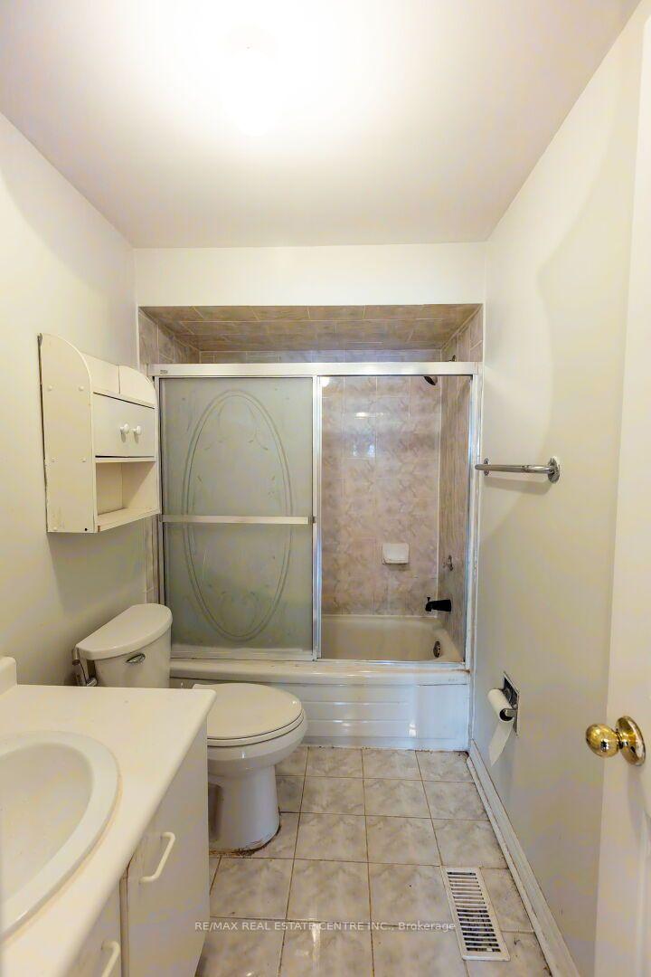 Photo 18 of 42 Wooliston Crescent, Brampton, Fletcher's West — HOMEH