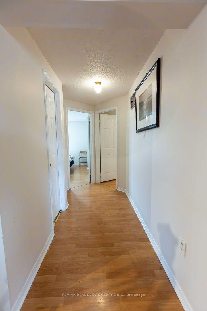 Photo 19 of 42 Wooliston Crescent, Brampton, Fletcher's West — HOMEH