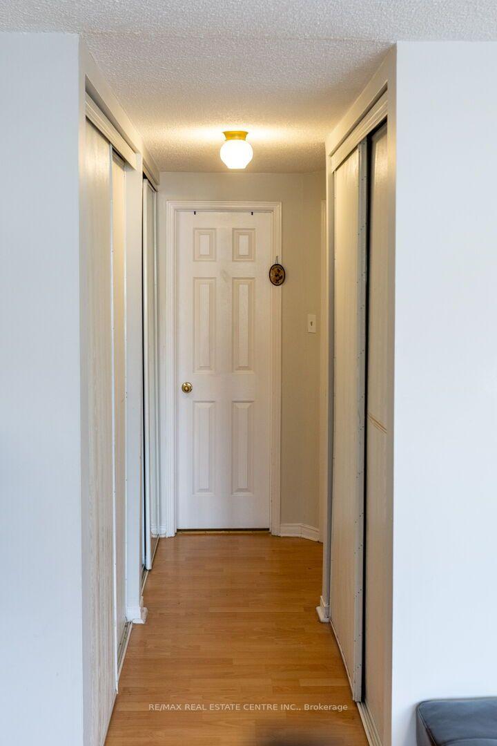 Photo 16 of 42 Wooliston Crescent, Brampton, Fletcher's West — HOMEH