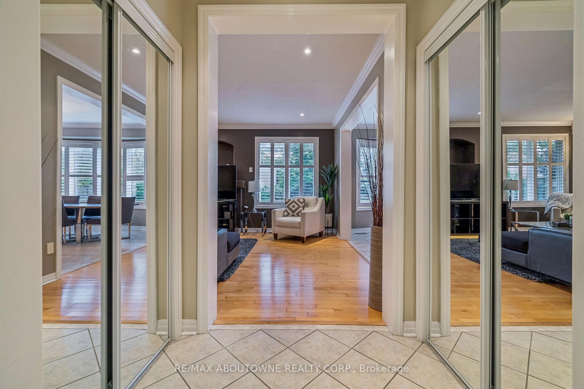 Photo 10 of 2163 Blackforest Crescent, Oakville, Westmount — HOMEH