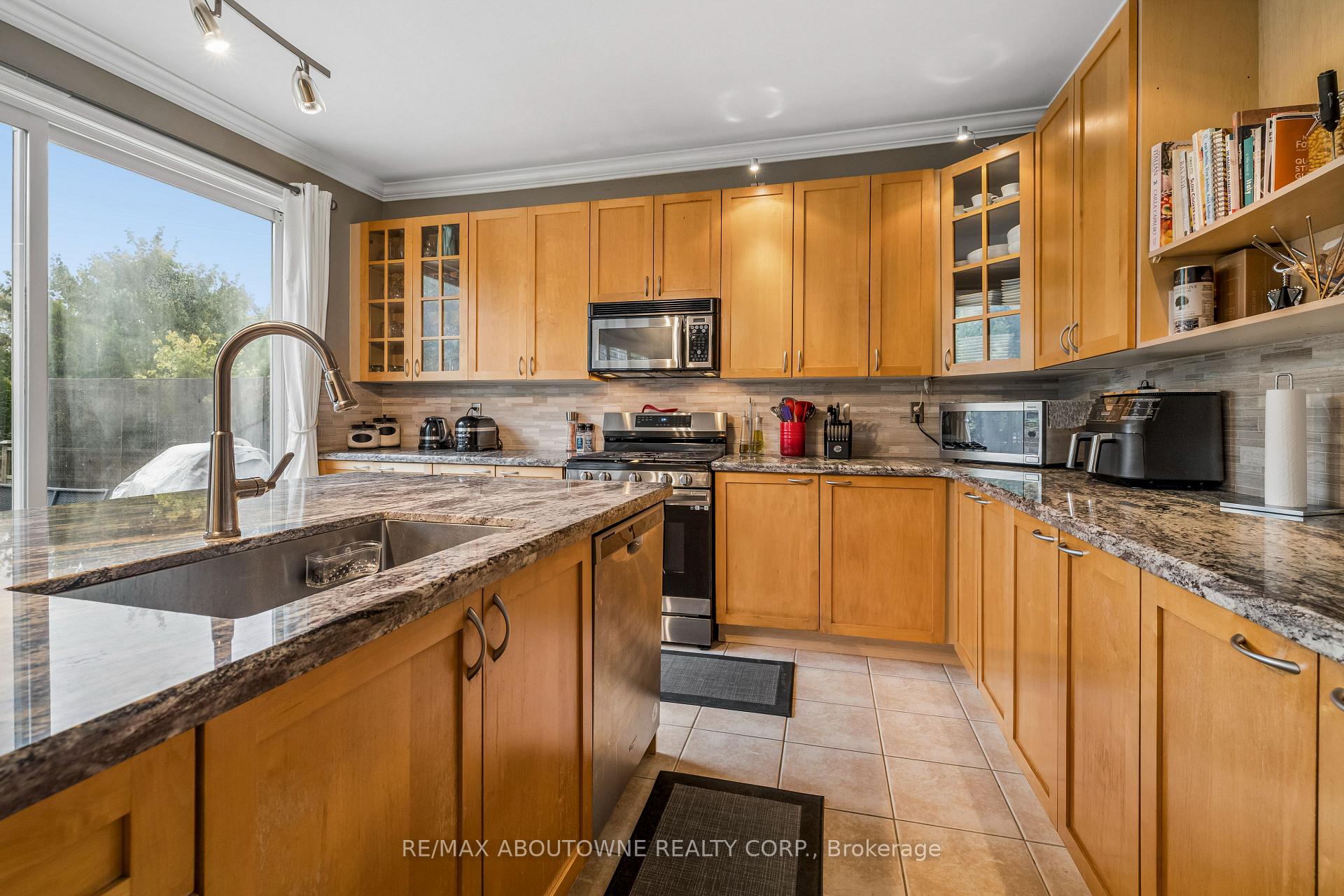 Photo 23 of 2163 Blackforest Crescent, Oakville, Westmount — HOMEH