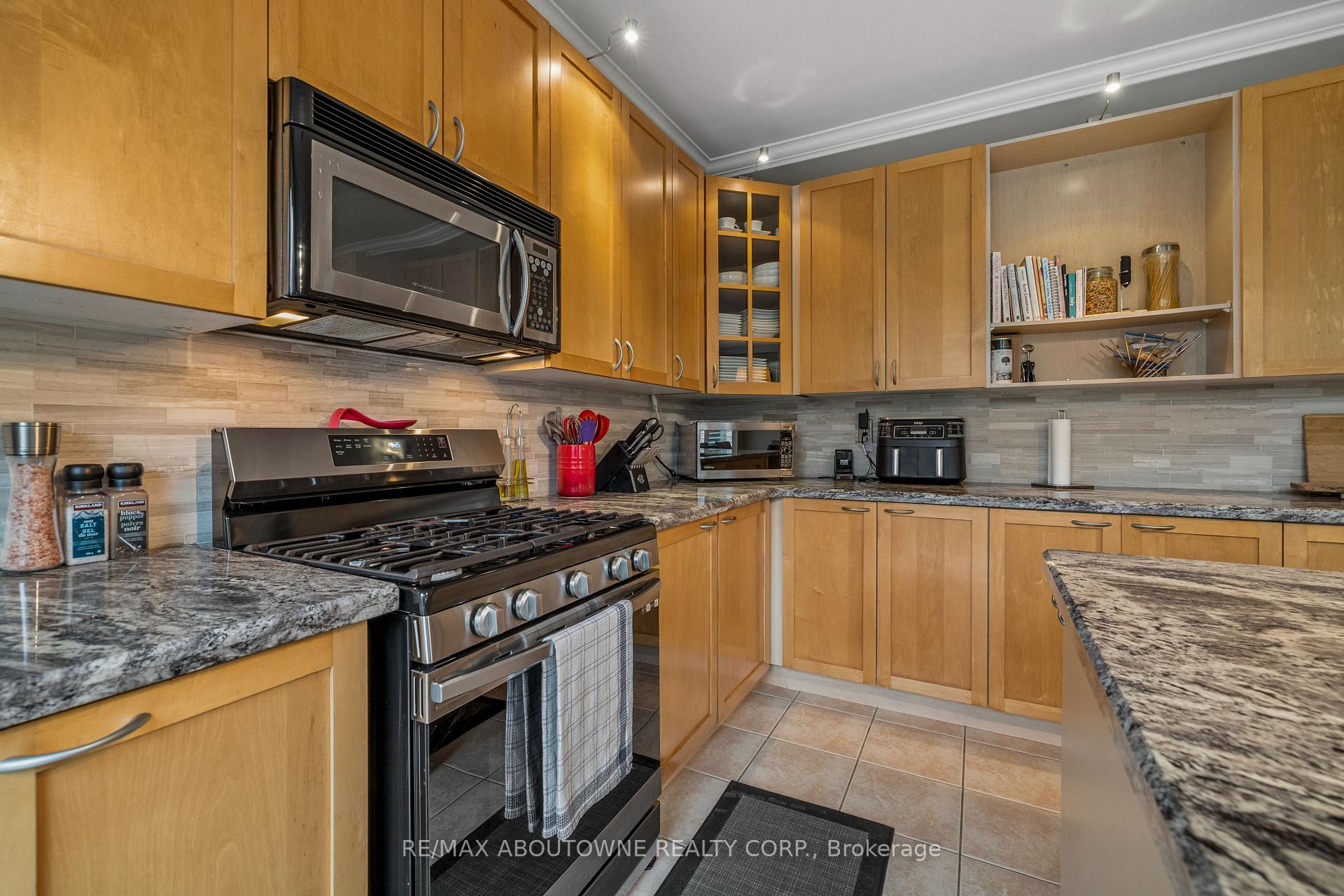 Photo 24 of 2163 Blackforest Crescent, Oakville, Westmount — HOMEH