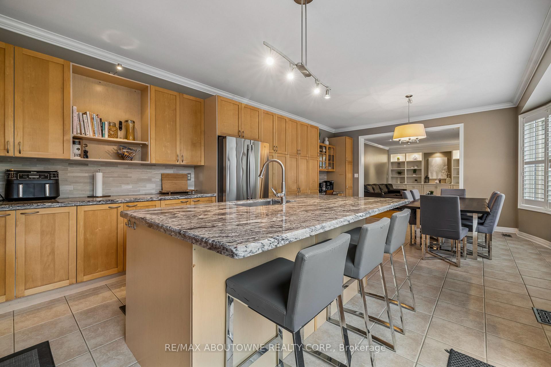 Photo 25 of 2163 Blackforest Crescent, Oakville, Westmount — HOMEH