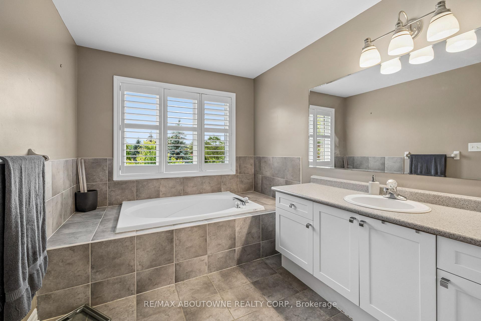 Photo 32 of 2163 Blackforest Crescent, Oakville, Westmount — HOMEH