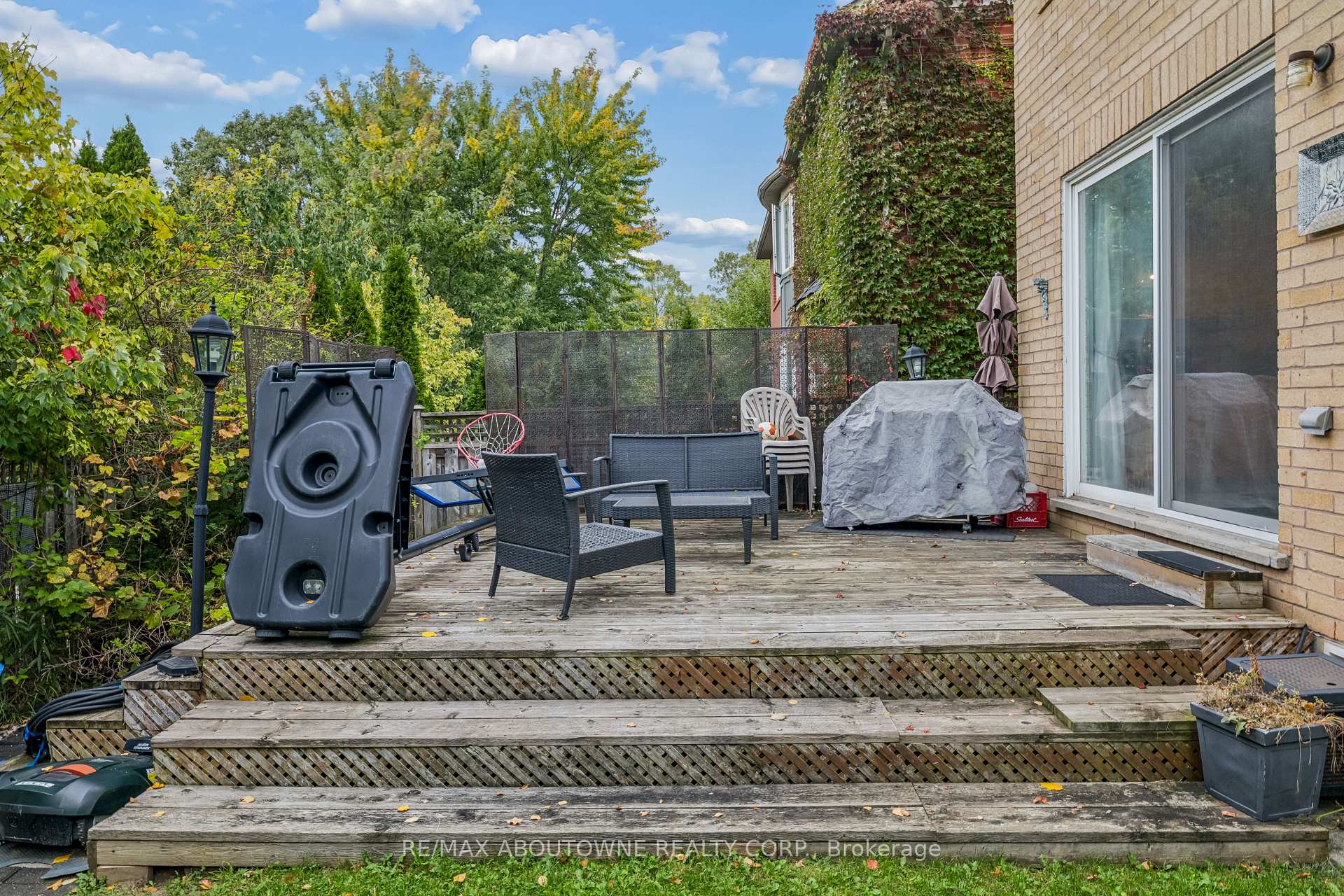 Photo 45 of 2163 Blackforest Crescent, Oakville, Westmount — HOMEH