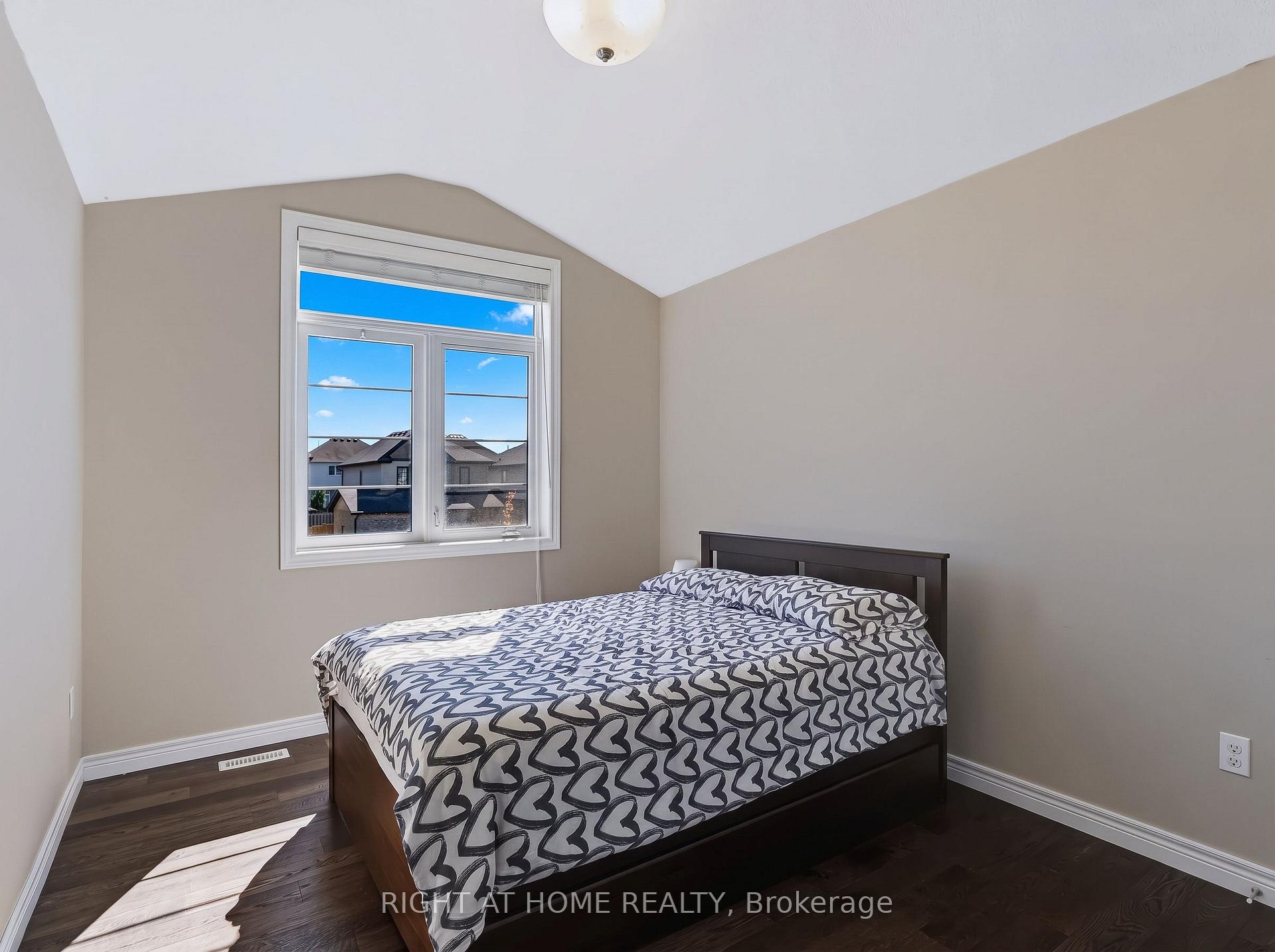 Photo 26 of 402 Tansbury Street, London, North E — HOMEH
