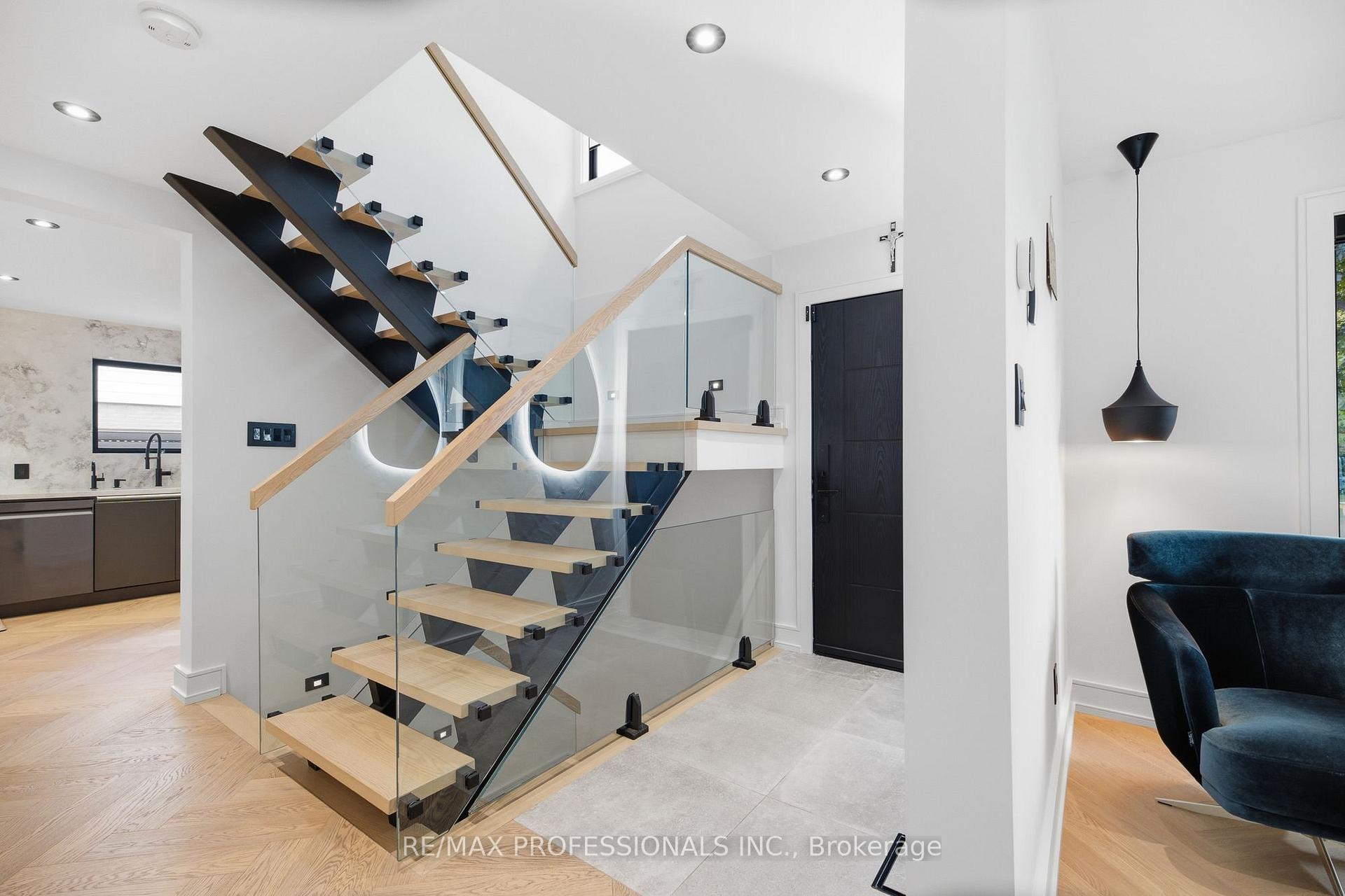 Photo 4 of 3328 Riverspray Crescent, Mississauga, Applewood — HOMEH