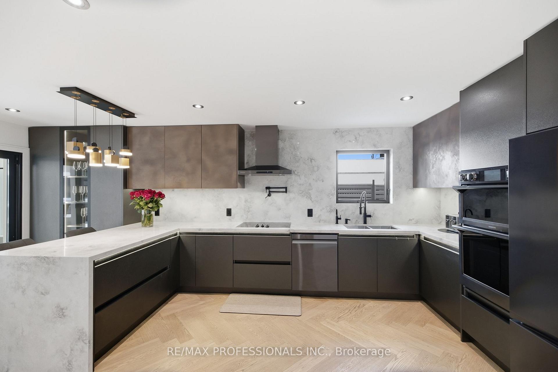 Photo 8 of 3328 Riverspray Crescent, Mississauga, Applewood — HOMEH