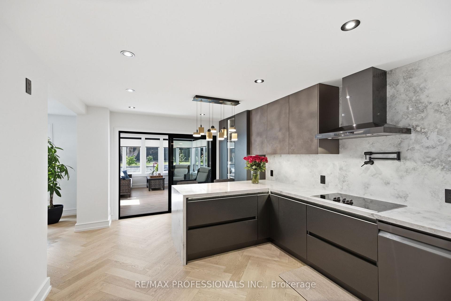 Photo 9 of 3328 Riverspray Crescent, Mississauga, Applewood — HOMEH