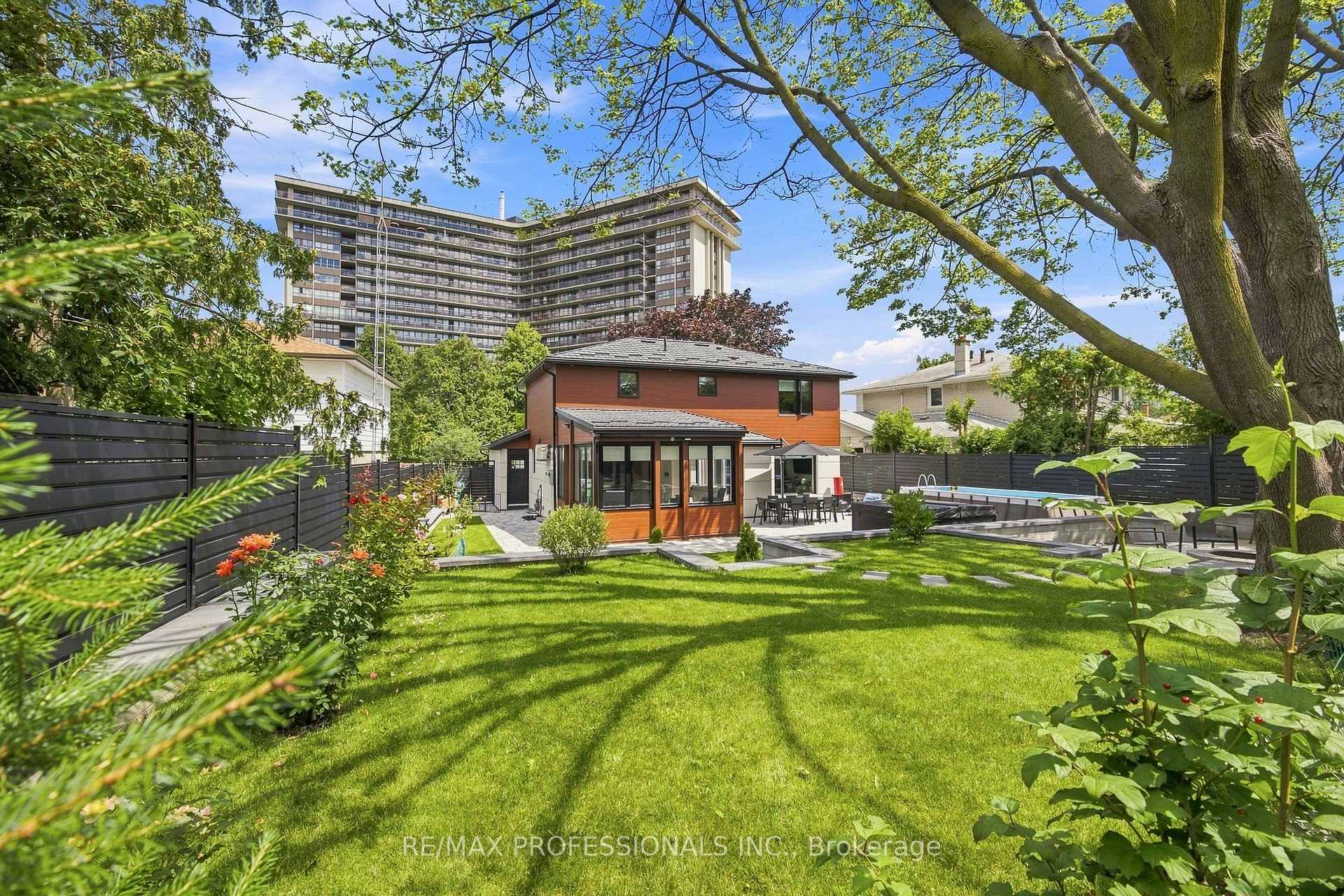 Photo 37 of 3328 Riverspray Crescent, Mississauga, Applewood — HOMEH