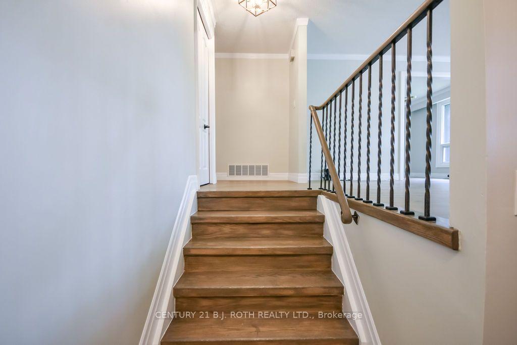 Photo 3 of 118 Marshall Street, Barrie, Allandale Heights — HOMEH