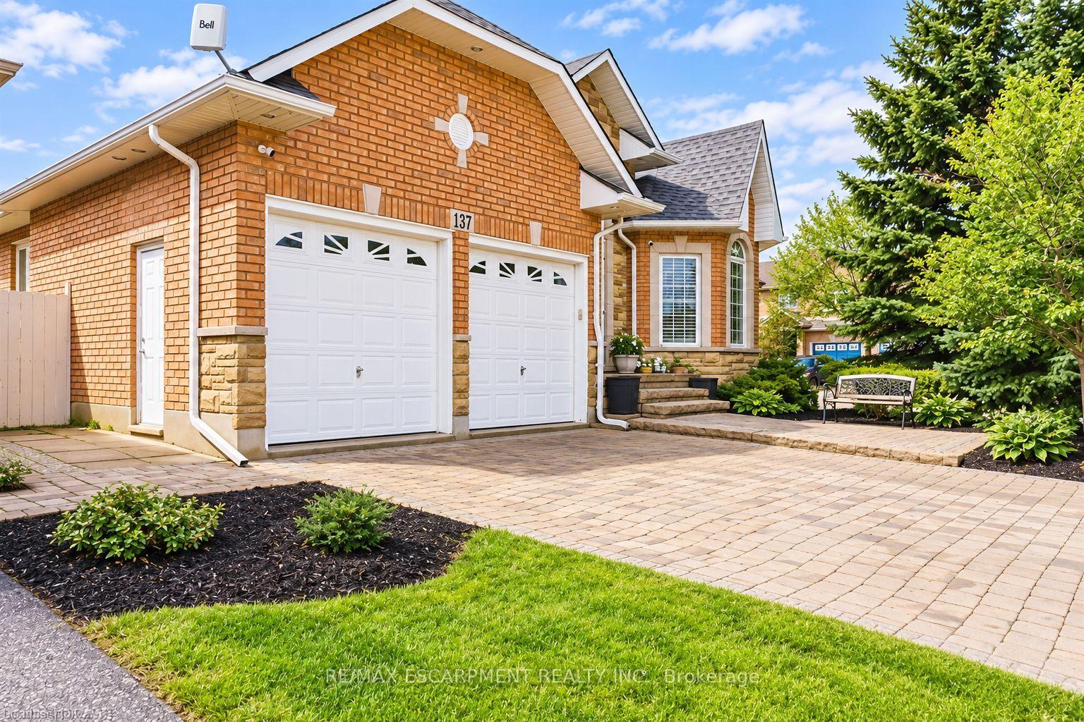 Photo 2 of 137 Pinehill Drive, Hamilton, Rural Glanbrook — HOMEH