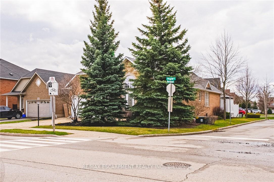 Photo 3 of 137 Pinehill Drive, Hamilton, Rural Glanbrook — HOMEH