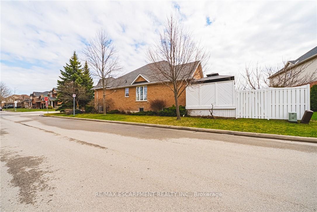 Photo 4 of 137 Pinehill Drive, Hamilton, Rural Glanbrook — HOMEH