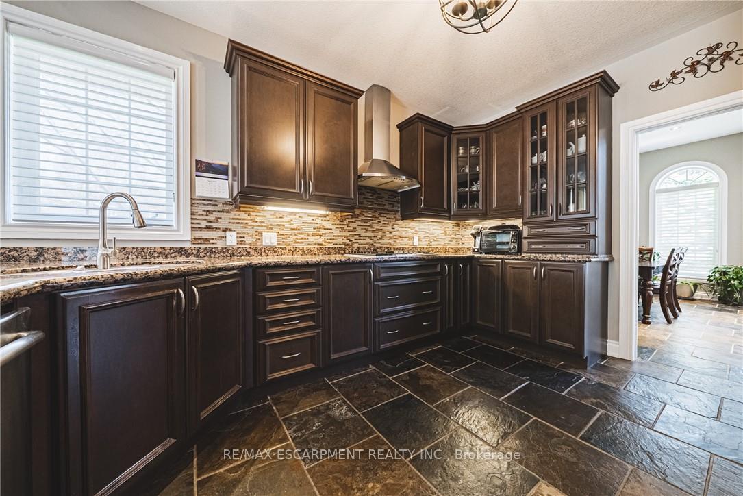 Photo 12 of 137 Pinehill Drive, Hamilton, Rural Glanbrook — HOMEH