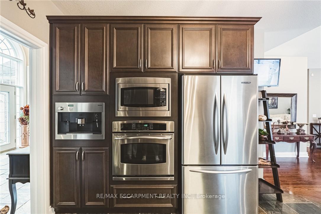 Photo 13 of 137 Pinehill Drive, Hamilton, Rural Glanbrook — HOMEH