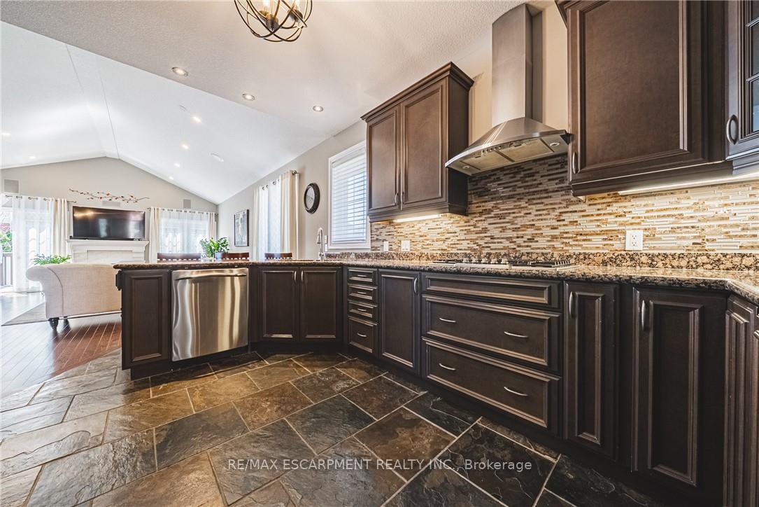 Photo 14 of 137 Pinehill Drive, Hamilton, Rural Glanbrook — HOMEH