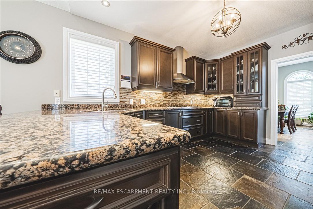 Photo 15 of 137 Pinehill Drive, Hamilton, Rural Glanbrook — HOMEH