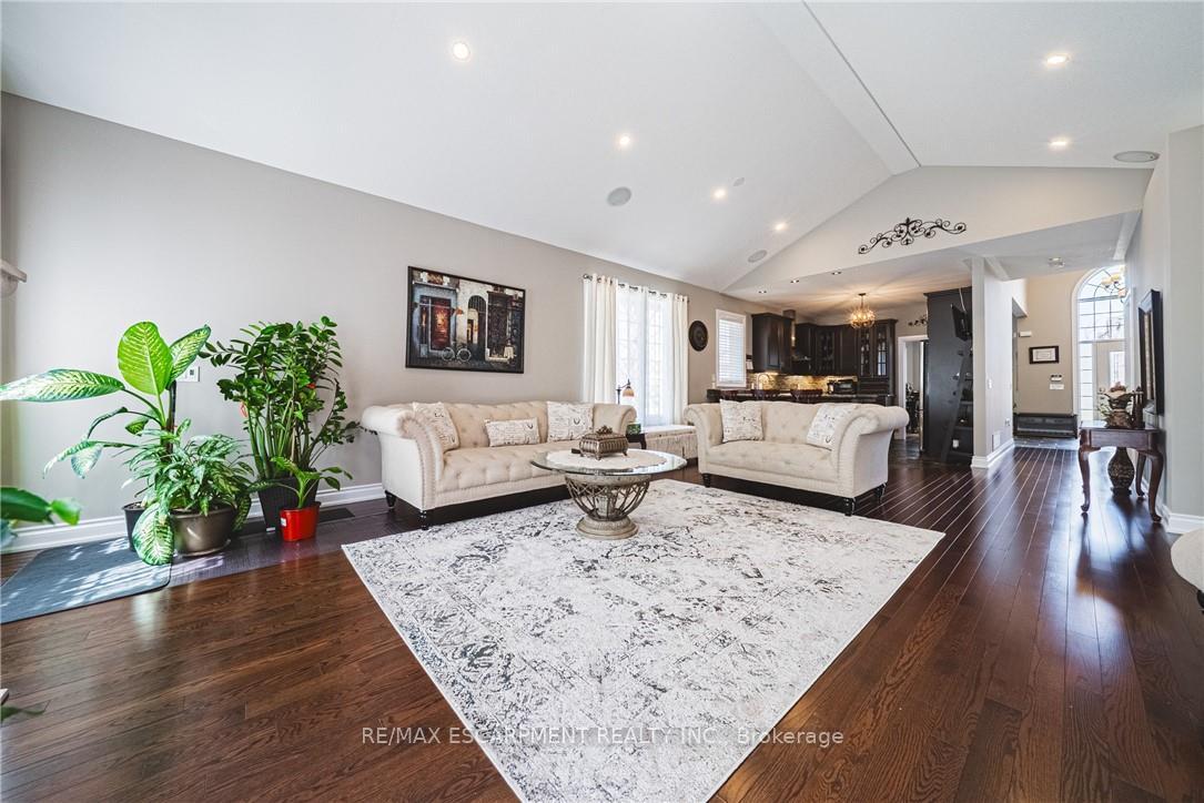 Photo 16 of 137 Pinehill Drive, Hamilton, Rural Glanbrook — HOMEH