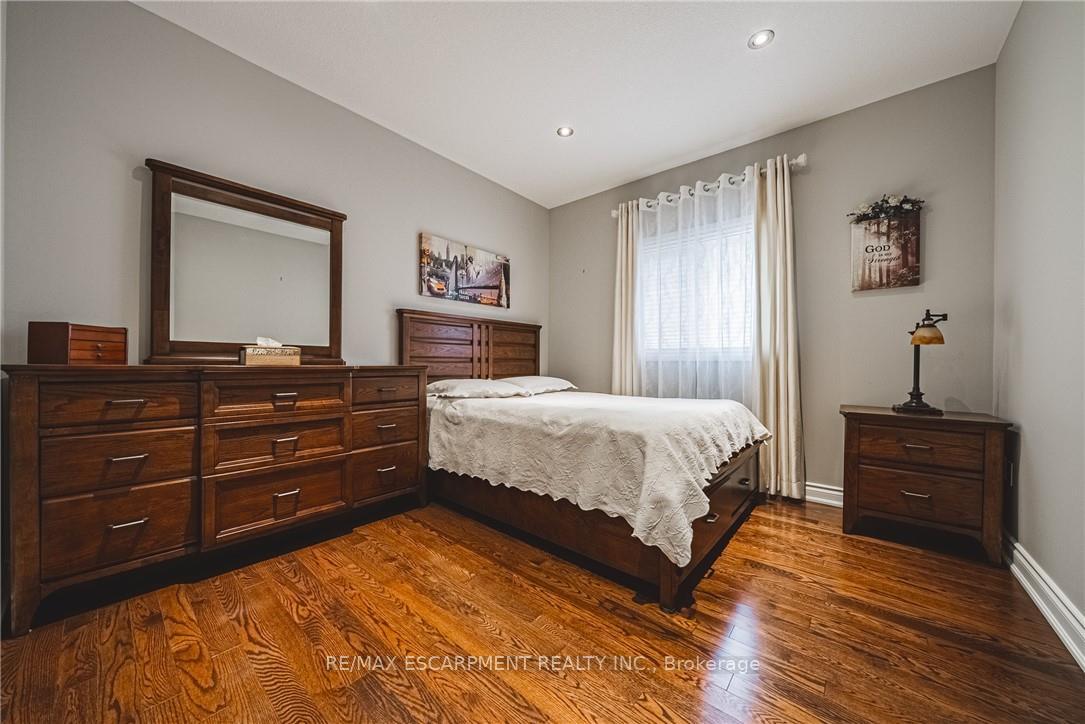 Photo 24 of 137 Pinehill Drive, Hamilton, Rural Glanbrook — HOMEH