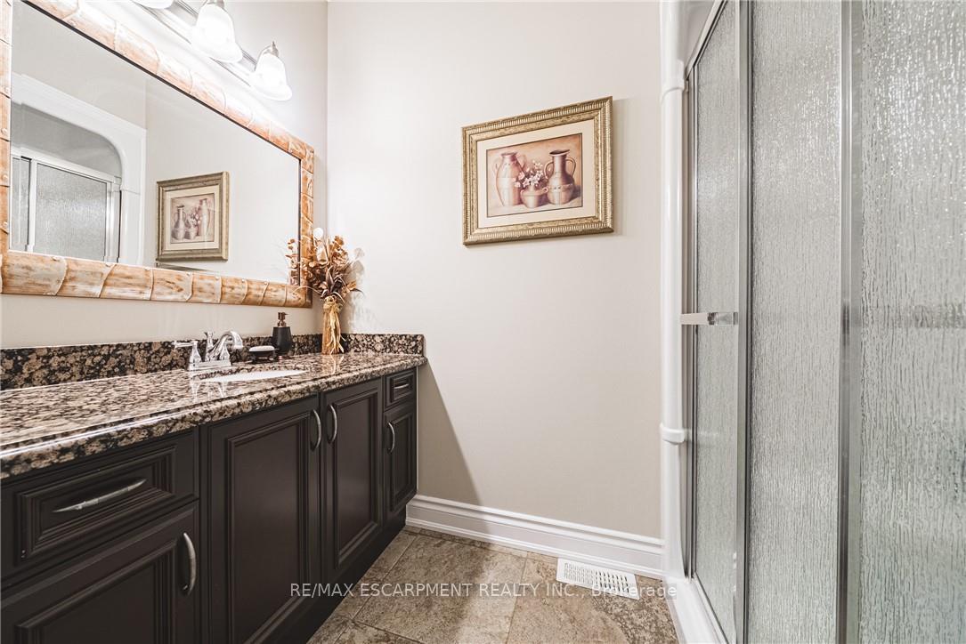 Photo 25 of 137 Pinehill Drive, Hamilton, Rural Glanbrook — HOMEH