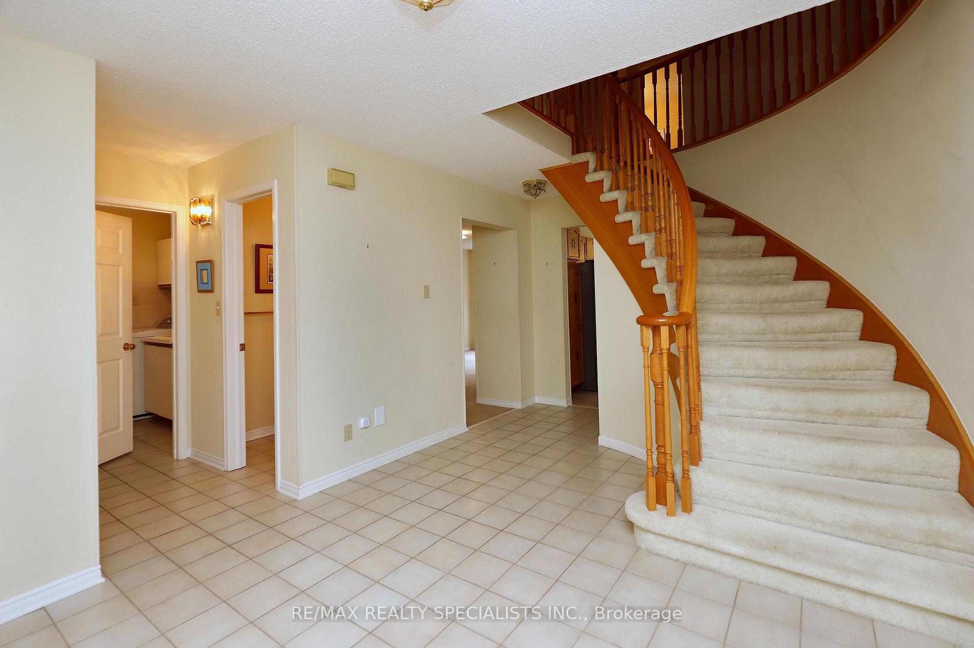 Photo 5 of 4 Mowat Court, Brampton, Heart Lake East — HOMEH