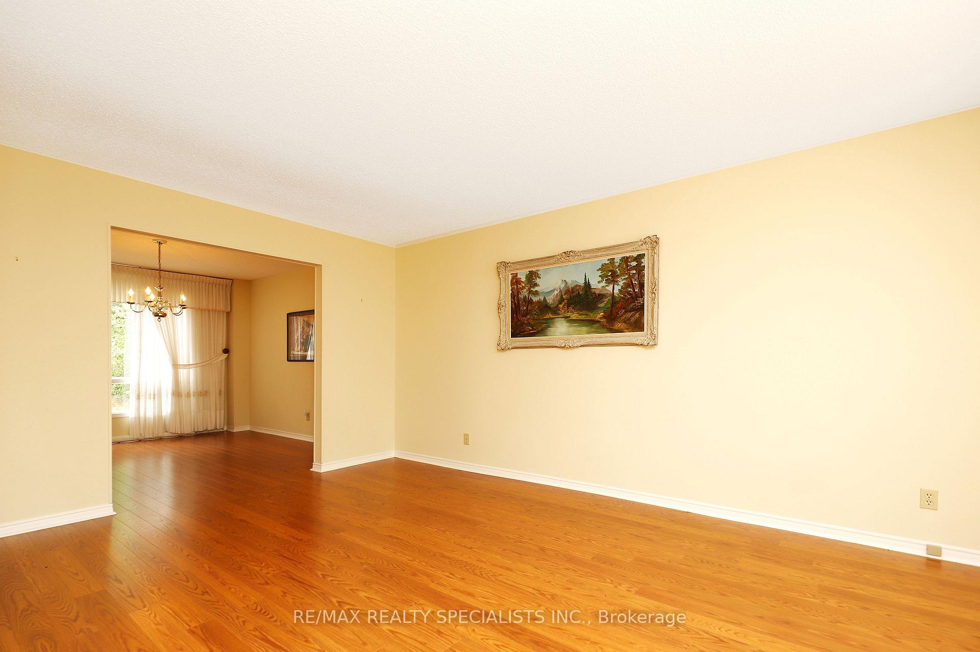 Photo 6 of 4 Mowat Court, Brampton, Heart Lake East — HOMEH