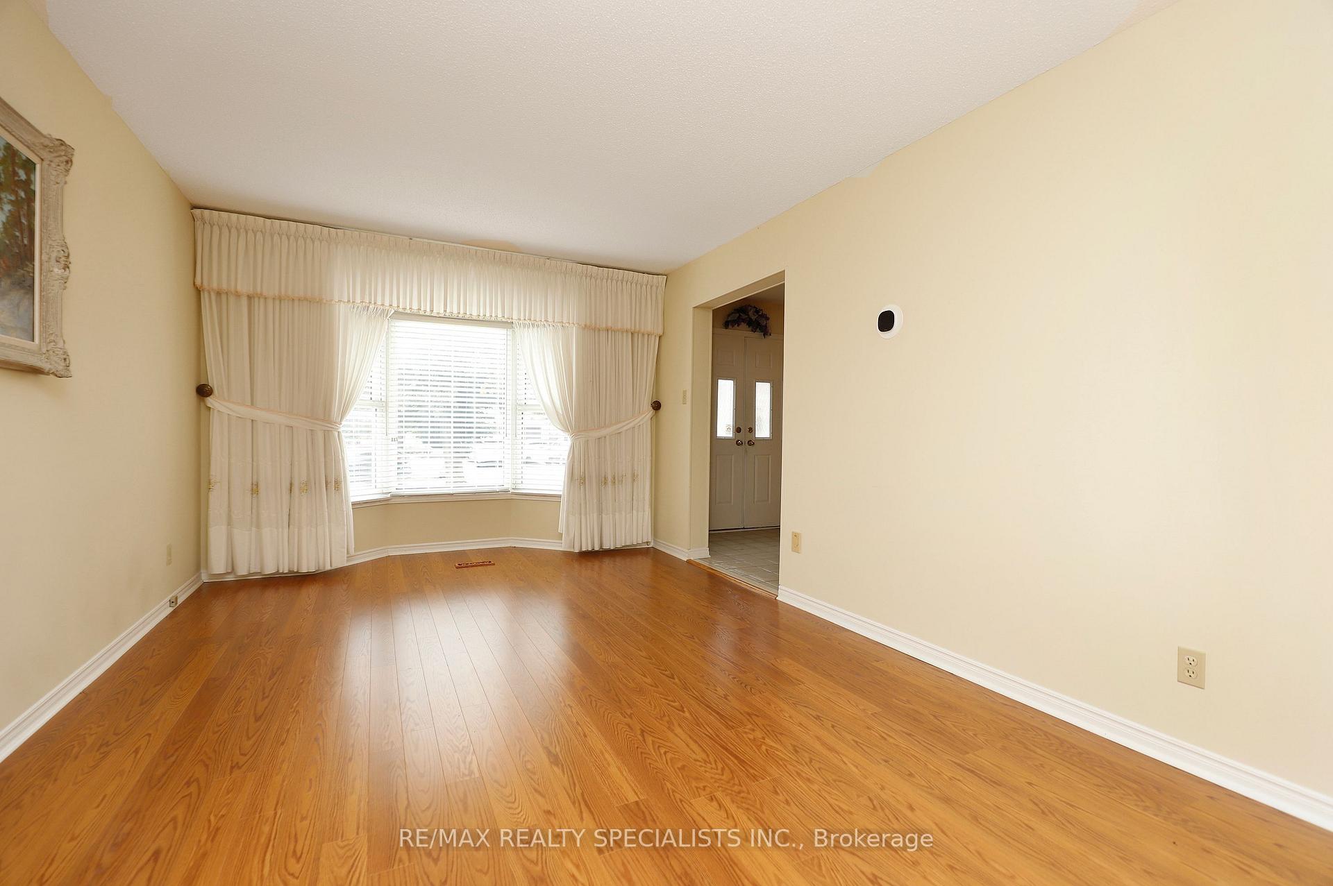 Photo 8 of 4 Mowat Court, Brampton, Heart Lake East — HOMEH