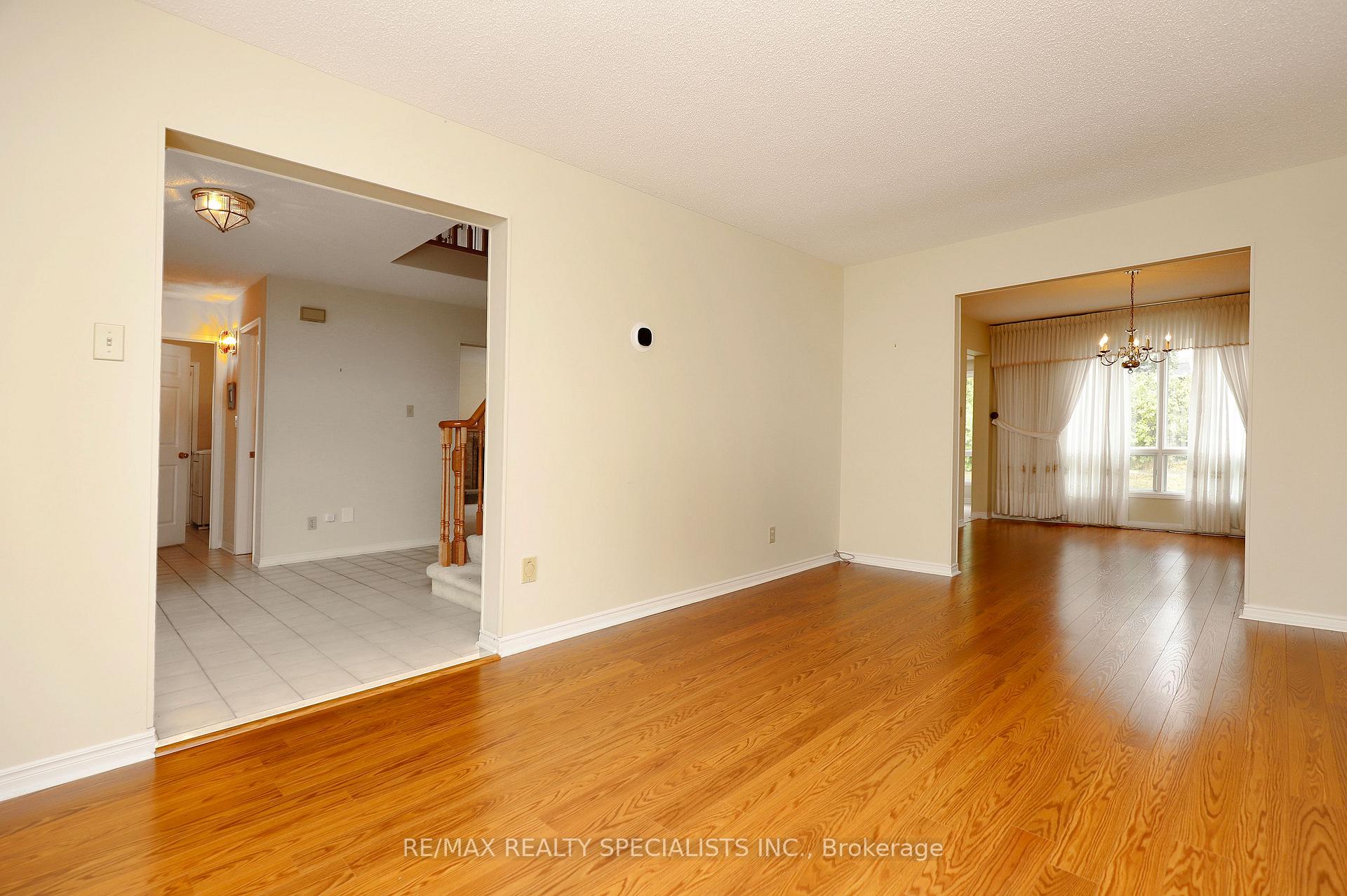 Photo 9 of 4 Mowat Court, Brampton, Heart Lake East — HOMEH
