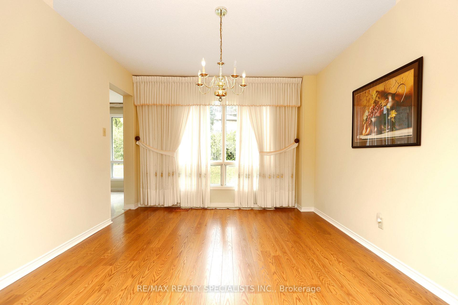 Photo 10 of 4 Mowat Court, Brampton, Heart Lake East — HOMEH