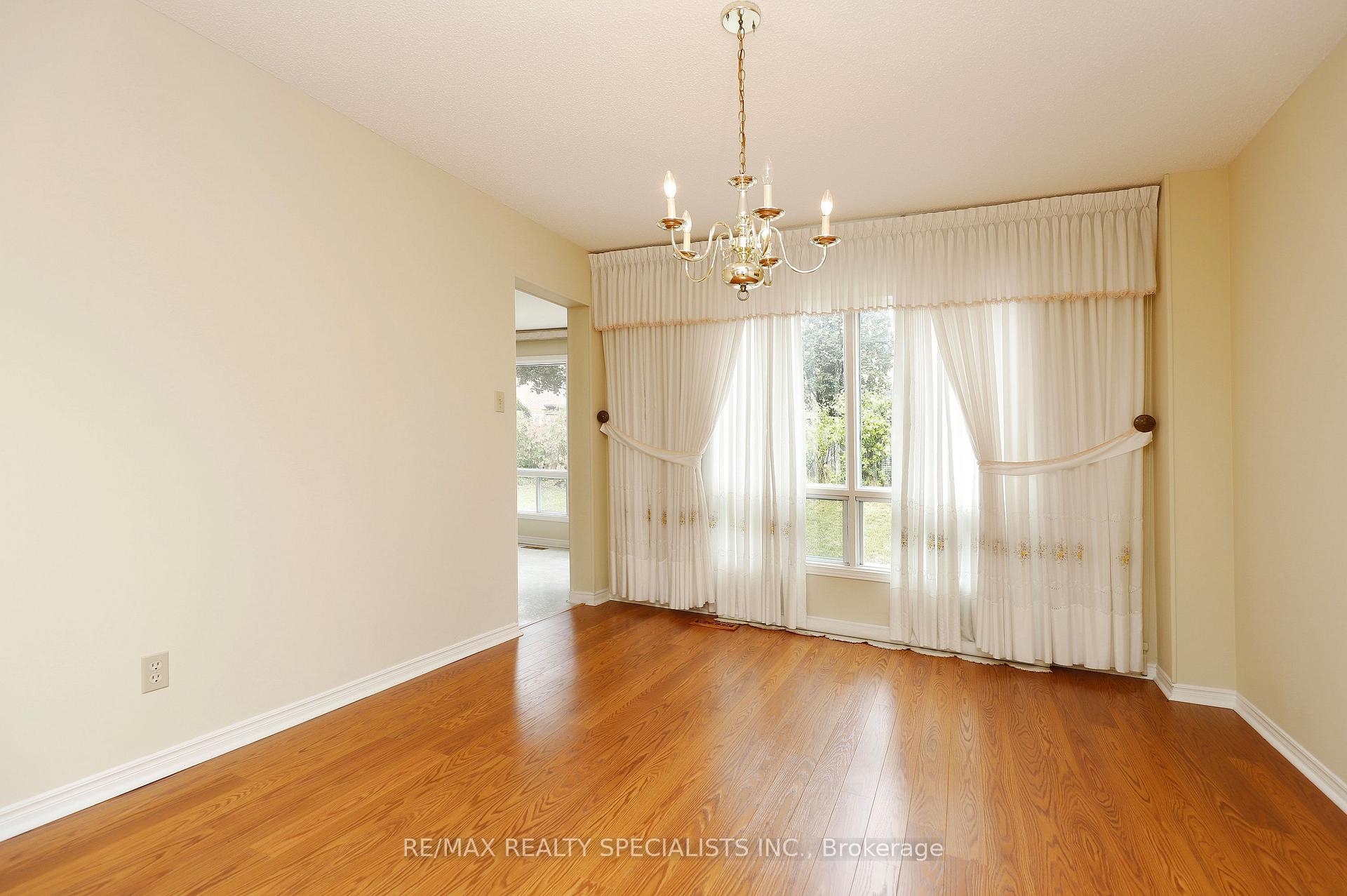 Photo 12 of 4 Mowat Court, Brampton, Heart Lake East — HOMEH