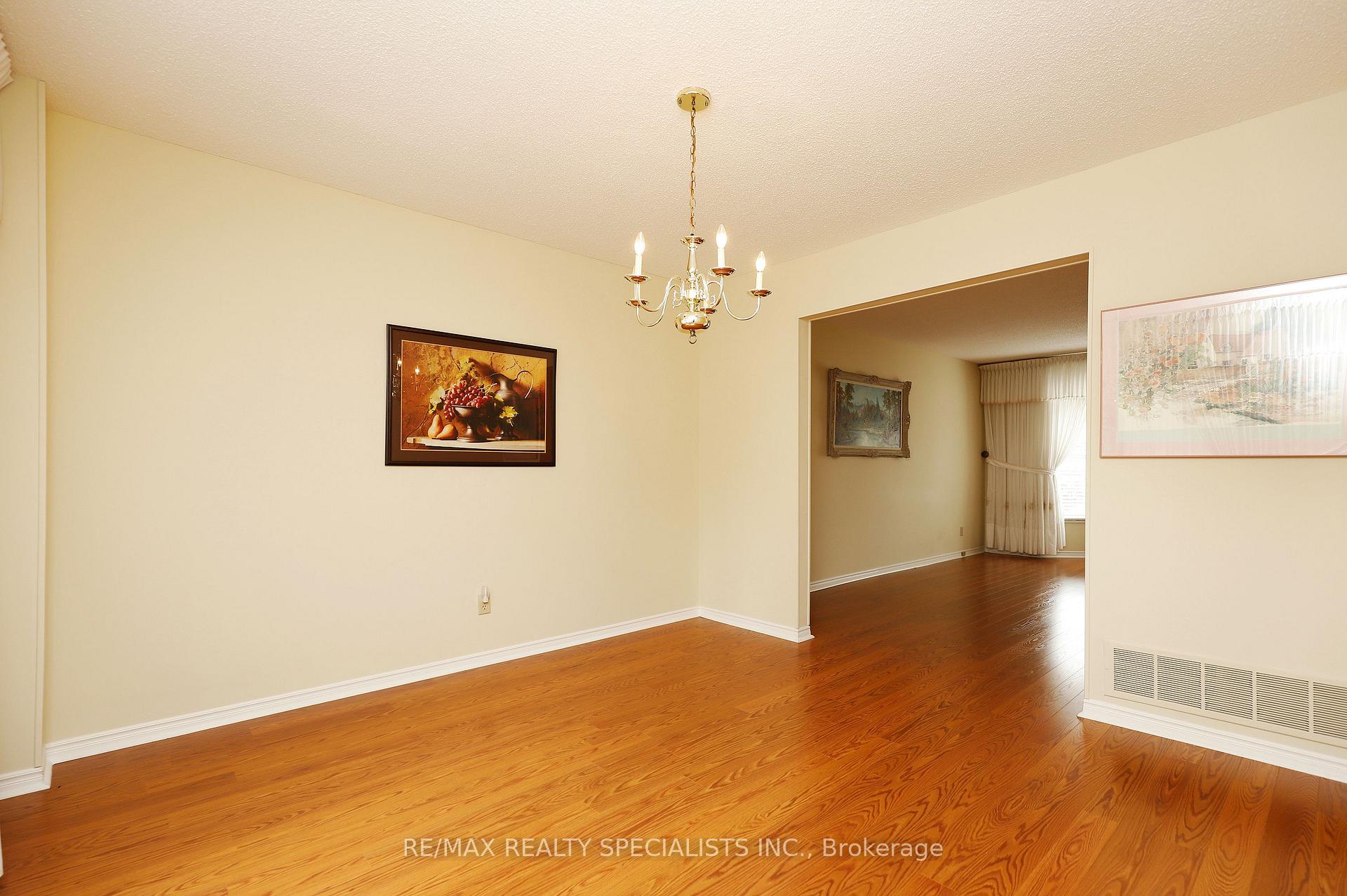 Photo 13 of 4 Mowat Court, Brampton, Heart Lake East — HOMEH