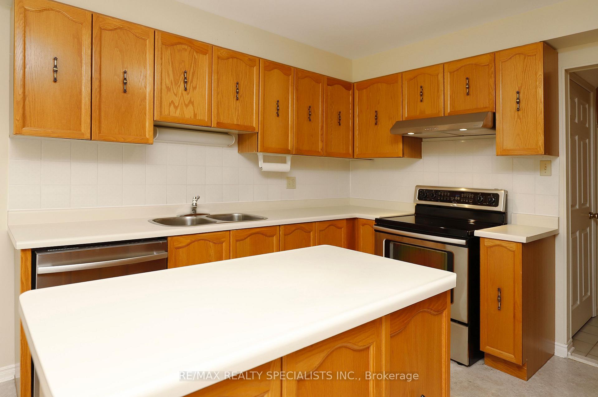Photo 21 of 4 Mowat Court, Brampton, Heart Lake East — HOMEH