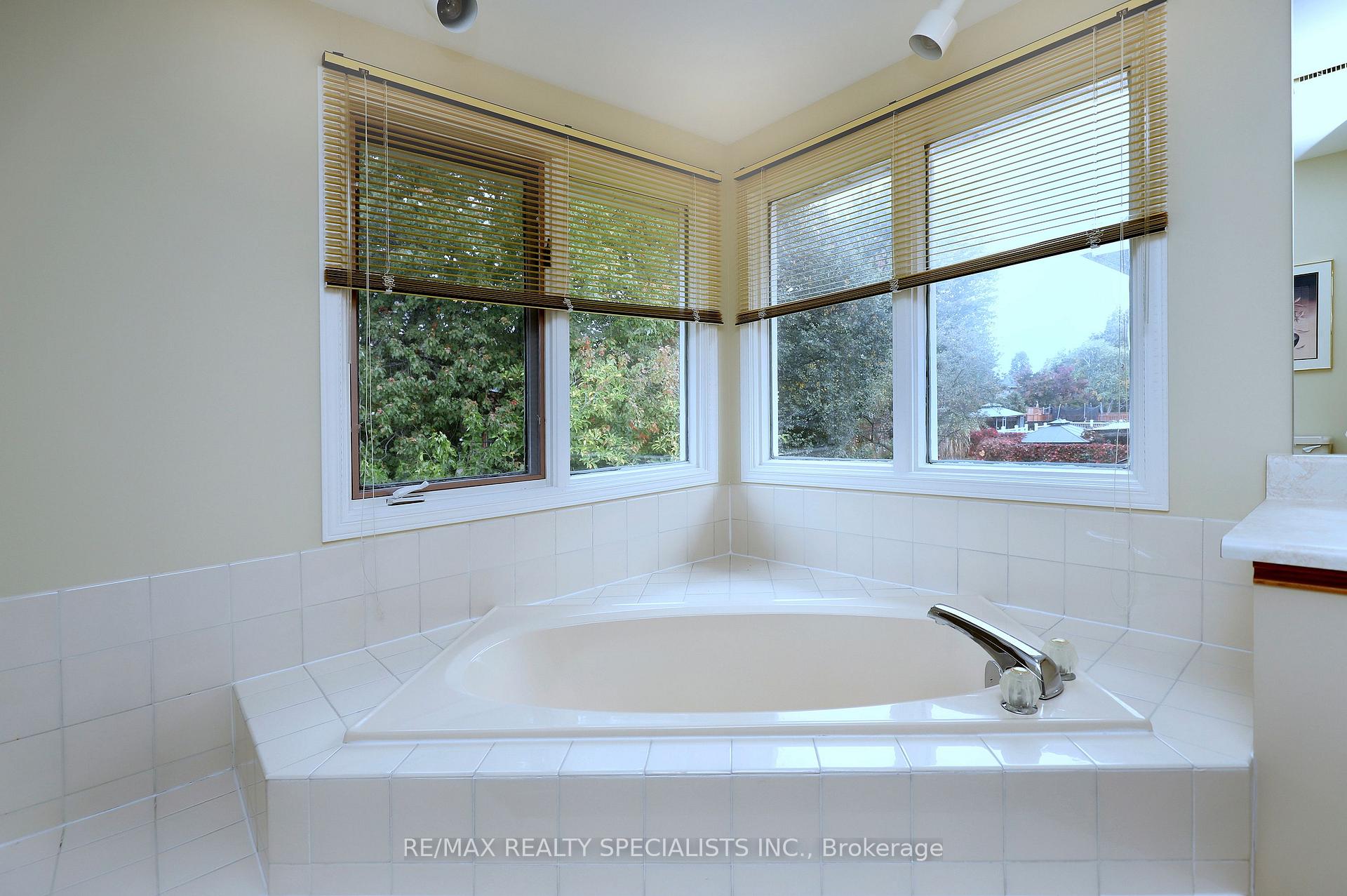 Photo 32 of 4 Mowat Court, Brampton, Heart Lake East — HOMEH