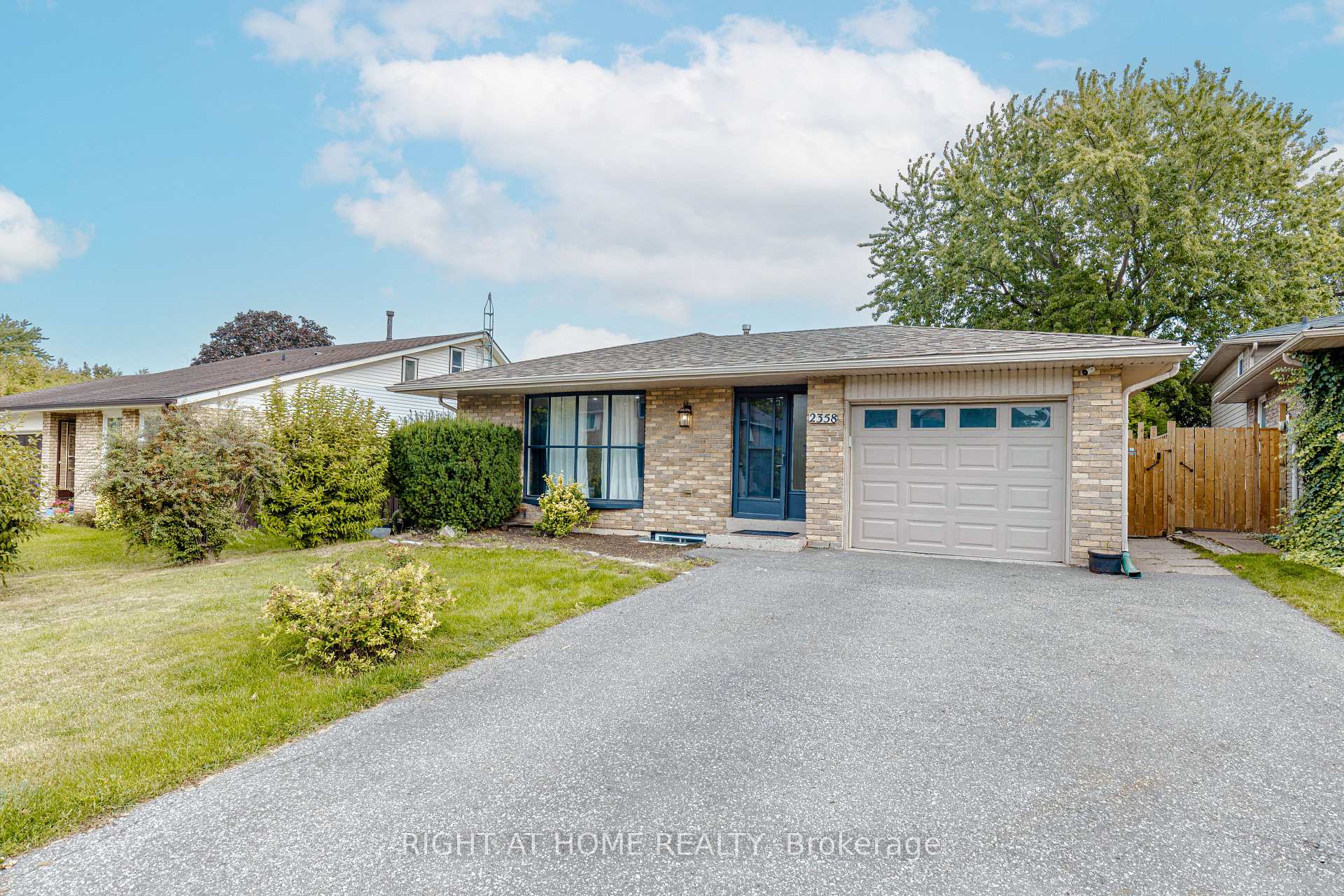 Photo 2 of 2358 Arnold Crescent, Burlington, Brant Hills — HOMEH