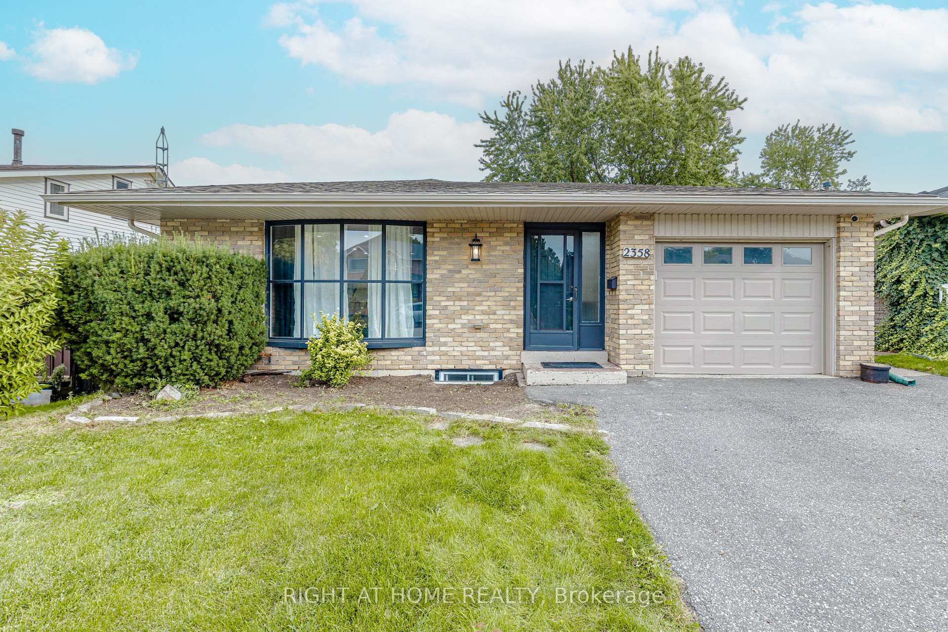 Photo 3 of 2358 Arnold Crescent, Burlington, Brant Hills — HOMEH